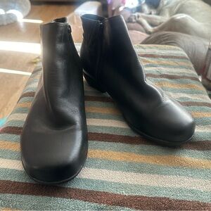 Ladies 10WW black ankle boots
